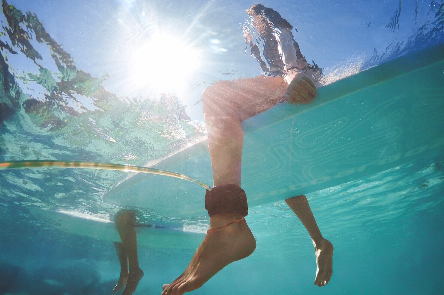 Surfen im glasklaren Wasser