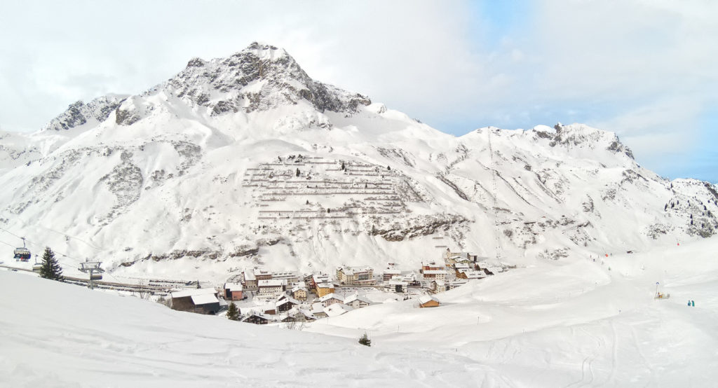 Zürs mit Seekopfbahn im Hintergrund