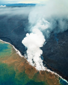 Lava fließt ins Meer
