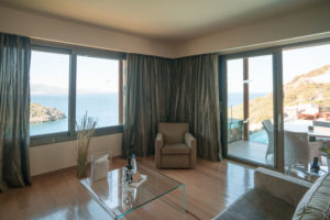 Eingangbereich und Wohnzimmer einer Villa